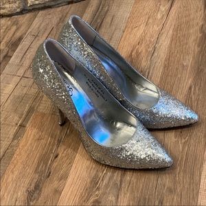Sliver glitter pumps